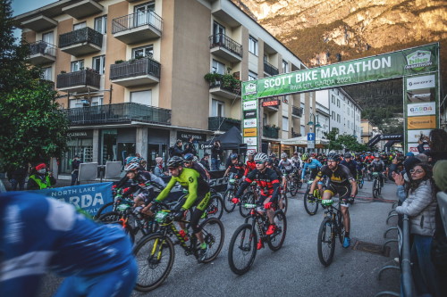 SCOTT BIKE Marathon Riva del Garda - kurz nach dem Start der Ronda Piccola