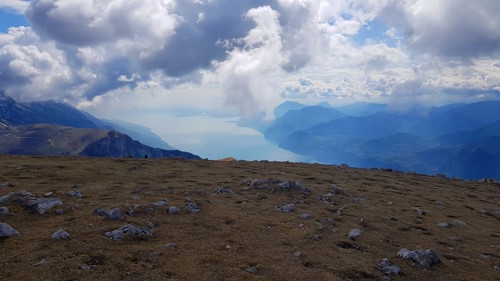 Auf dem Gipfel vom Monte Altissimo: Blick Richtung südlichen Gardasee