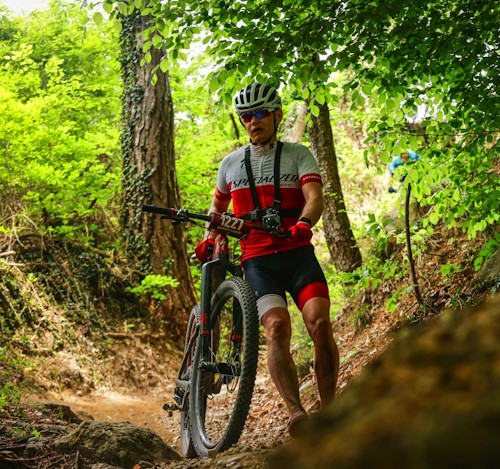 SPECIALIZED BIKE Marathon 2025 in Riva del Garda - Alex hat keine Kraft für den schwierigen Trail und schiebt lieber