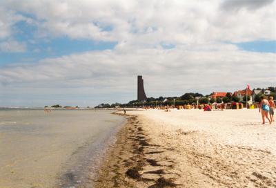 Der Strand von Laboe mit dem Marine-Ehrendenkmal