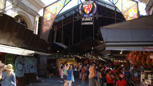 Der Eingang in eine große Markthalle