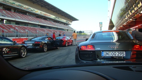 In kleinen Gruppen von bis zu vier Autos plus Instruktor ging es dann auf die Rennstrecke, dem Circuit de Catalunya