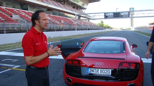 Der Audi-Werksrennfahrer Marco Werner erklärt uns hier das Element Ausweichgasse...
