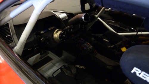 Audi R8 LMS Innenraum - ohne Lenkrad, aber mit Skizze der Norschleife auf dem Armaturenbrett
