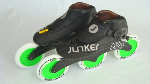 Junker-Speedskates mit EO 3.8 Karbonschiene und neuen Matter One20Five G13 TR3 F1/86 A 125 mm Thin Profile Rollen | Gesamtgewicht: 2277 g*