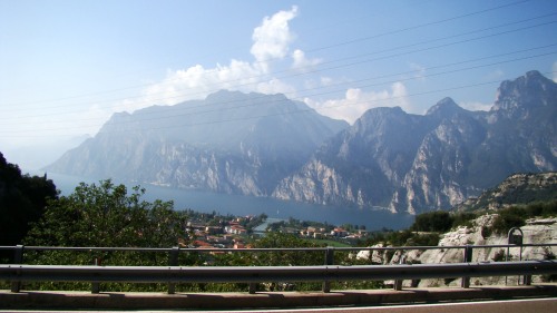 Der Gardasee ist von überall ein Foto wert: Torbole mit der Mündung des Sarca sowie das Ledro-Tal auf der gegenüberliegenden Seite