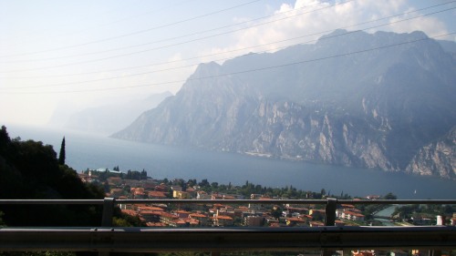 Beeindruckende Landschaft: Der Gardasee mit den steilen Felsen ringsrum