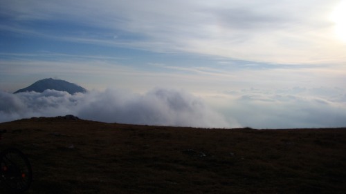 Dieser Gipfel, ca. 8 km enfert, müsste der Monte Telegrafo mit 2.200 m sein, auf den leider kein Weg hinauf führt