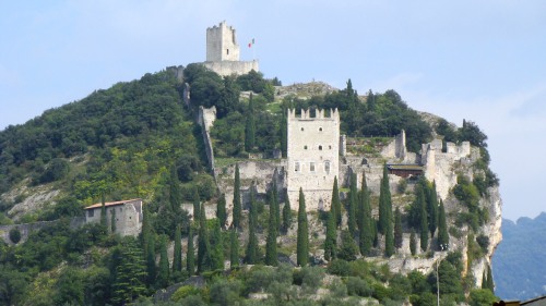 Hochoben auf einem Felsen: Die Burg von Arco