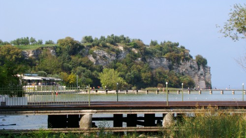 Am Kopf der Halbinsel gibt es hohe Klippen