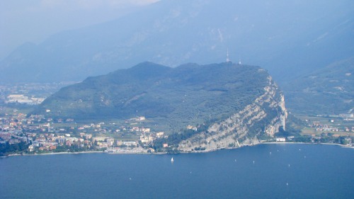 Der Monte Brione mit dem rot-weißen Sendemast