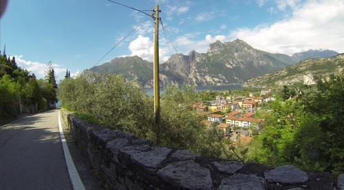 Blick von der Via Europa auf Torbole sul Garda und den Gardasee