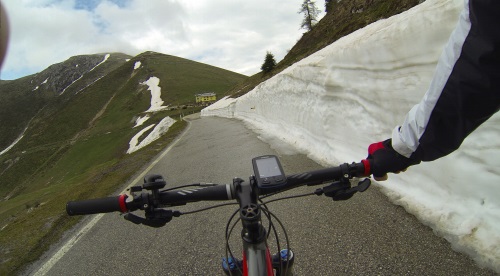 Eine in den Schnee gefräste Wand