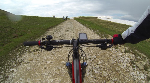 Nur noch knapp 4 km bis zum Gipfel und ab jetzt nur noch Schotterpiste