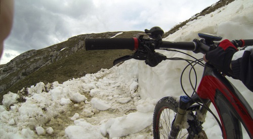 Schneebrocken machen das Fahren unmöglich. Ab hier hatte ich nasse Füße.