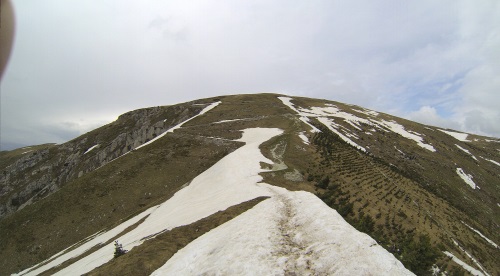Ein schmaler Schneegrat ist der einzig mögliche Weg hoch auf den Gipfel des Monte Altissimo