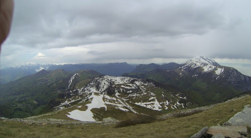 In der Bildmitte der Coma Piona und die Straße, die ich hochgefahren bin. Rechts die Monte Baldo-Bergkette und der Gardasee