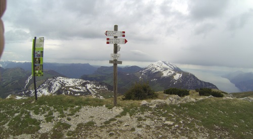 Blick hinüber zur Monte Baldo-Bergkette und über den Gardasee bis zur Halbinsel Sirmione