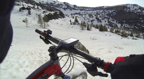 Total verrückt: Alex läuft einen Schneehang hinunter