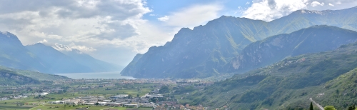 Blick über Riva del Garda zum Gardasee