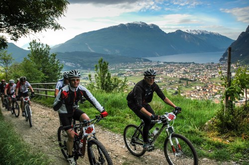 Riva-MTB-Marathon - Alex schraubt sich mit Riva und dem Monte Altissimo im Hintergrund in die Höhe