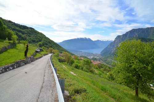 Blick über Tenno, Riva del Garda, den Gardasee und zum Monte Altissimo