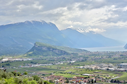 Blick über den Monte Brione im Vordergrund und den Monte Altissimo direkt "darüber"