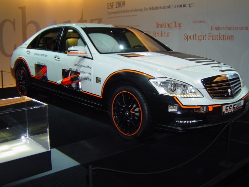 Komponenten, die momentan auf dem Weg zur Serienreife sind, demonstrierte Mercedes anhand einer S-Klasse - ESF 2009