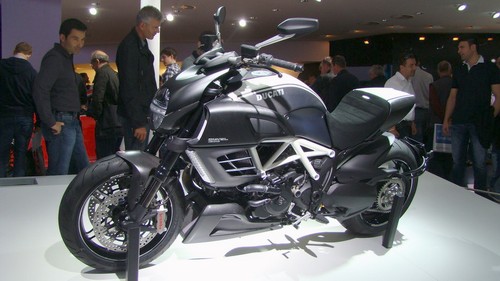 Motorrad von Ducati, gemeinsam entwickelt mit AMG