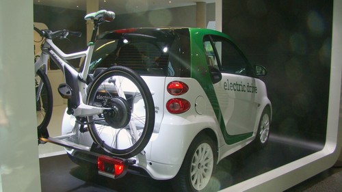 Smart ForTwo Electric Drive - Heckansicht mit Fahrradträger und Pedalec