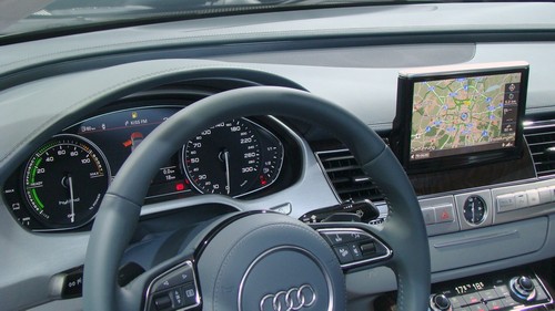 Audi A8 Hybrid - Innenraum mit Amaturenbrett
