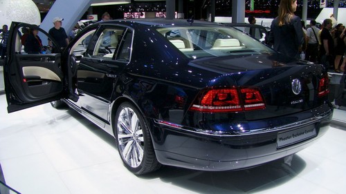 VW Phaeton Exclusive Concept - Heckansicht mit LED-Rückleuchten