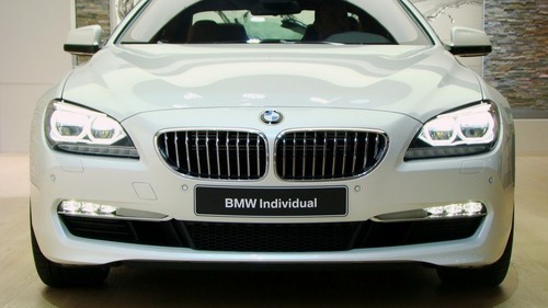 BMW 6er - Frontansicht mit Voll-LED-Scheinwerfer und eingeschaltetem Abblendlicht