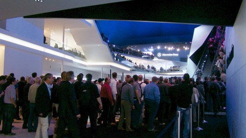 Mercedes-Benz-Messehalle - Zugang über eine Doppelrolltreppe