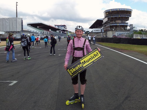 Alex auf der Start- und Zielgeraden von Le Mans