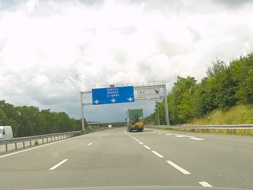 Das erste Schild, auf dem "Le Mans" steht (...und der Horizont verheißt nichts Gutes!)