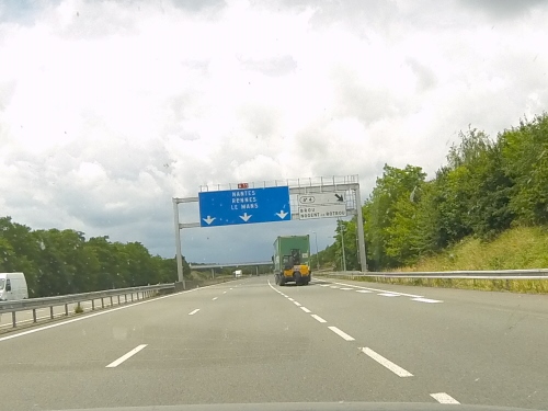 Das erste Schild, auf dem "Le Mans" steht (...und der Horizont verheißt nichts Gutes!)