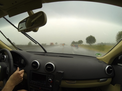 Ein heftiges Gewitter zwang uns mit 70 km/h über die Autobahn zu schleichen