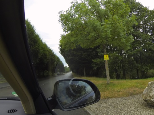 Das erste, wenn auch winzige Schild, dass den Skatern den Weg weist