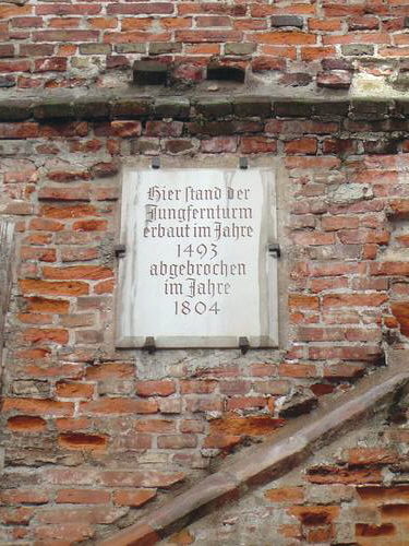 "Hier stand der Jungfernturm - Erbaut im Jahre 1493, Abgebrochen im Jahre 1804"