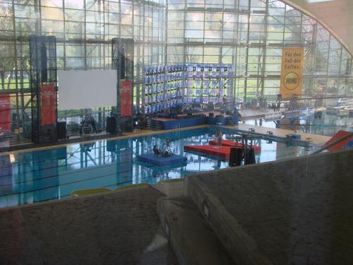 In der Schwimmhalle liefen grad die Vorbereitungen zum Pro7-Turmspringen