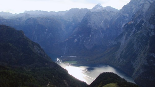 Der Königssee ist von steilen und hohen Felswänden umgeben