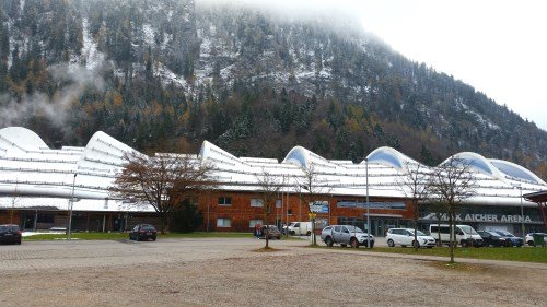 Die Max Aicher Arena in Inzell vor toller Bergkulisse