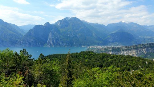 Blick auf den Gardasee, den Monte Brione, dahinter Riva del Garda, sowie ins Ledro-Tal