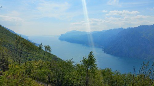 Blick Richtung Limone sowie südlichen Gardasee