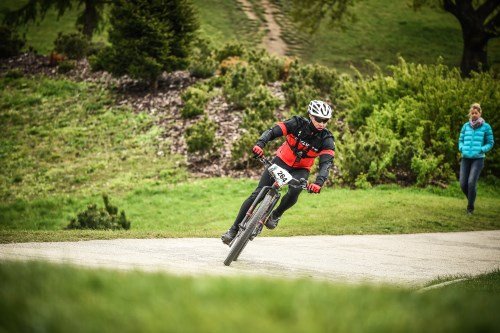 XCO Rennen München Sattelfest 2017 - krasse Schräglage aufgrund der hohen Geschwindigkeit