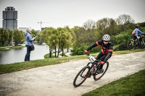 XCO Rennen München Sattelfest 2017 - krasse Schräglage aufgrund der hohen Geschwindigkeit