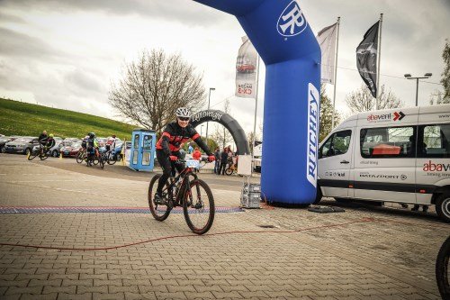 6. Kemptener AUTO BROSCH Bike Marathon - Alex lächelt fürs Zielfoto