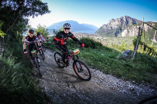 Rocky Mountain BIKE Marathon Riva 2017 - Alex hat Spaß; im Hintergrund Riva del Garda, der Gardasee und der Mt. Altissimo