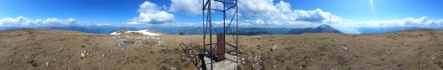 360 Grad Panorama: In der Mitte der Gipfel des Monte Altissimo mit Blick Richtung Osten; rechts: Blick Richtung Süden; links: Blick Richtung Norden; rechter und linker Bildrand Blick Richtung Westen